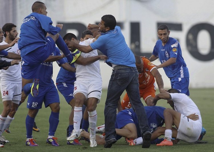 Azərbaycan futbolunda kütləvi dava, azarkeşlər futbolçuları döydülər