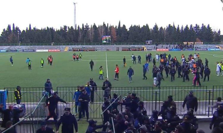 Tovuzda ara qarışdı, futbolçular dava etdi, azarkeşlər meydana axışdı