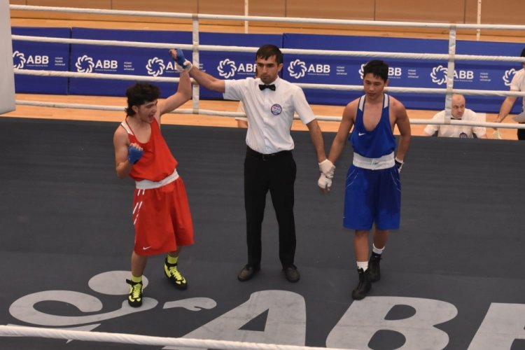 İki boksçumuz beynəlxalq turnirin finalına vəsiqə qazandı