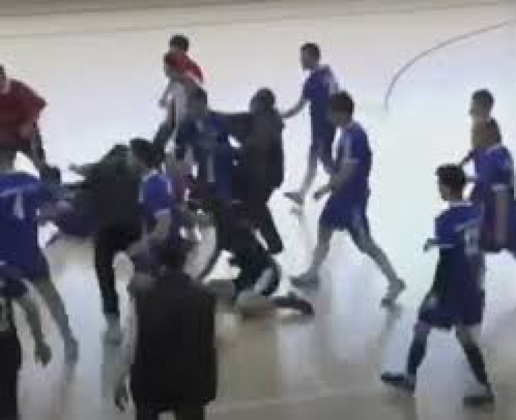 Bakıda futbol oynayan şagirdlər kütləvi dava etdi, 2 nəfər döyüldü