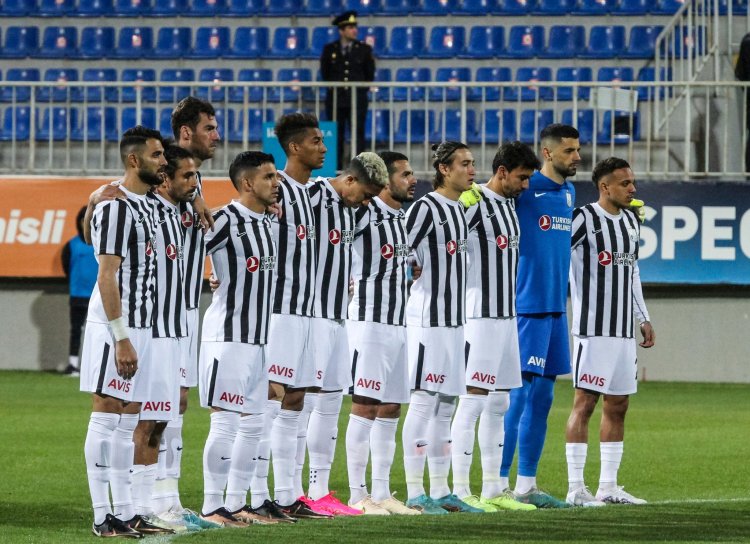 "Neftçi"nin futbolçusundan əla jest, medalı azarkeşə hədiyyə etdi - FOTO