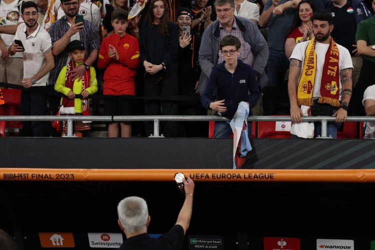 Joze Mourinyo Avroliqa medalını bu azarkeşə hədiyyə etdi - FOTO