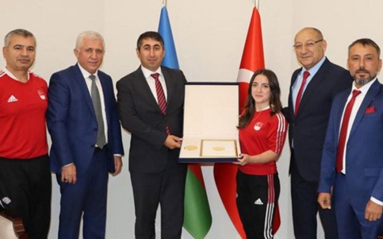 İlham Əliyev türk atletə xüsusi hazırlanmış medalı hədiyyə edib