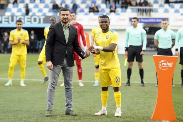 Peşəkar Futbol Liqası "Kəpəz"in oyunçusunu mükafatlandırıb