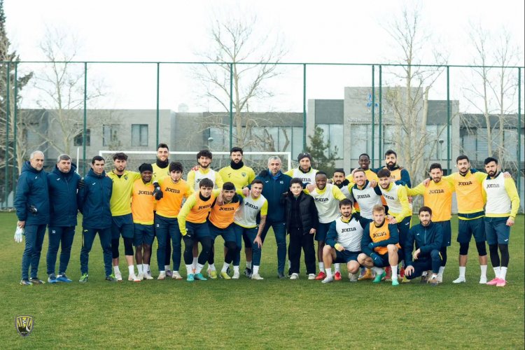 Şəhid övladı "Kəpəz"in məşqçi və futbolçuları ilə görüşüb