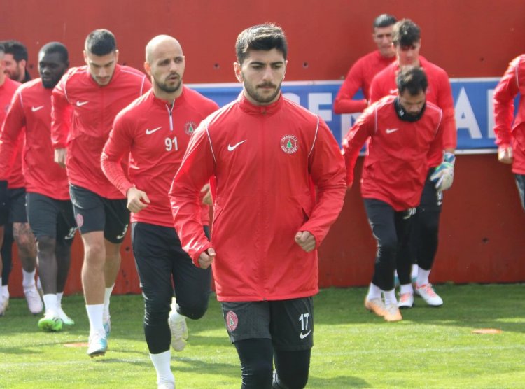 Türkiyə 1-ci Liqasında 28-ci tur: Azərbaycanlı futbolçular üz-üzə