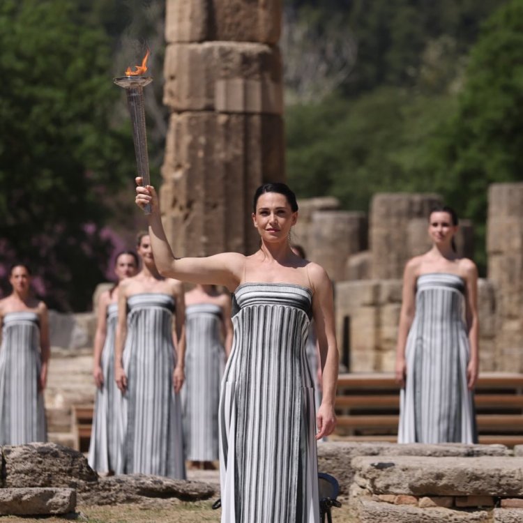 Yunanıstanda Paris Olimpiya Oyunlarının məşəli alovlandırılıb 