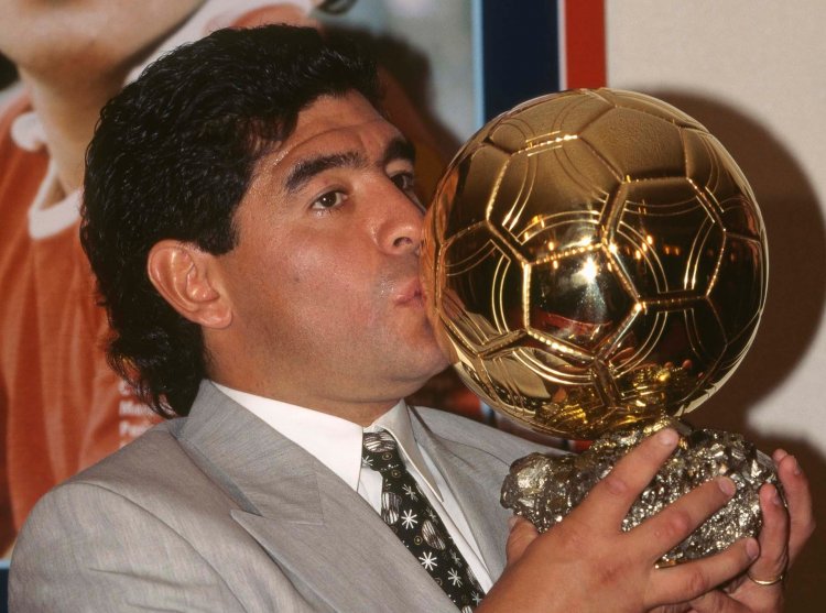 Maradonanın DÇ-də qazandığı "Qızıl top" hərraca çıxarılır