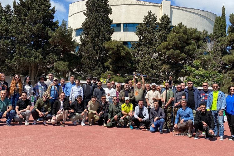 Bakıda fotoqraflar arasında kamandan oxatma yarışı keçirilib