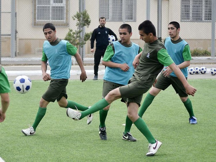 Cəzaçəkmə və tərbiyə müəssisələrində futbol dərsləri