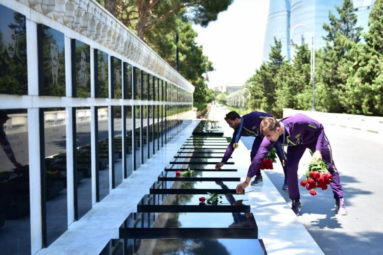 Olimpiya çempionları Fəxri xiyabanı və Şəhidlər xiyabanında