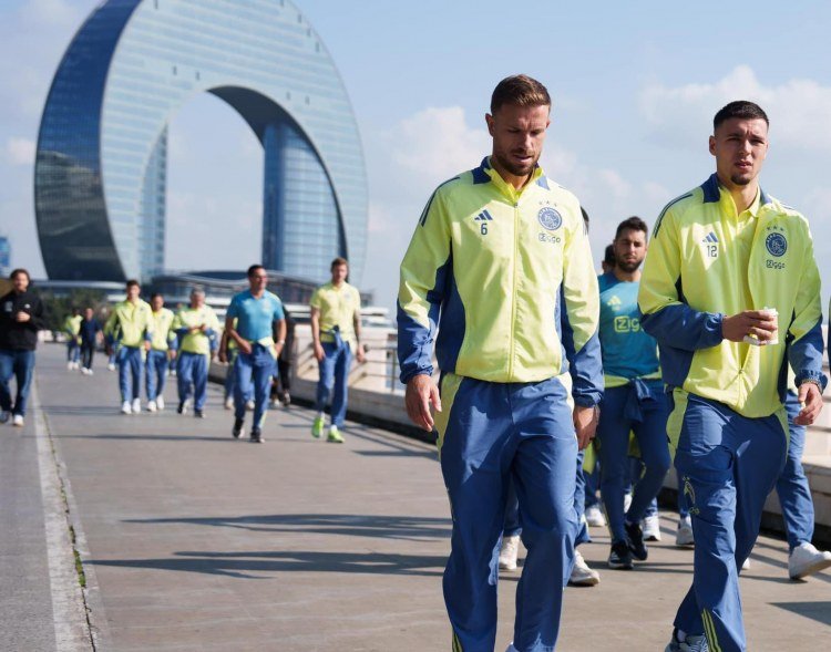 "Ayaks"ın futbolçuları Dənizkənarı Bulvarda gəzintiyə çıxdılar - FOTO