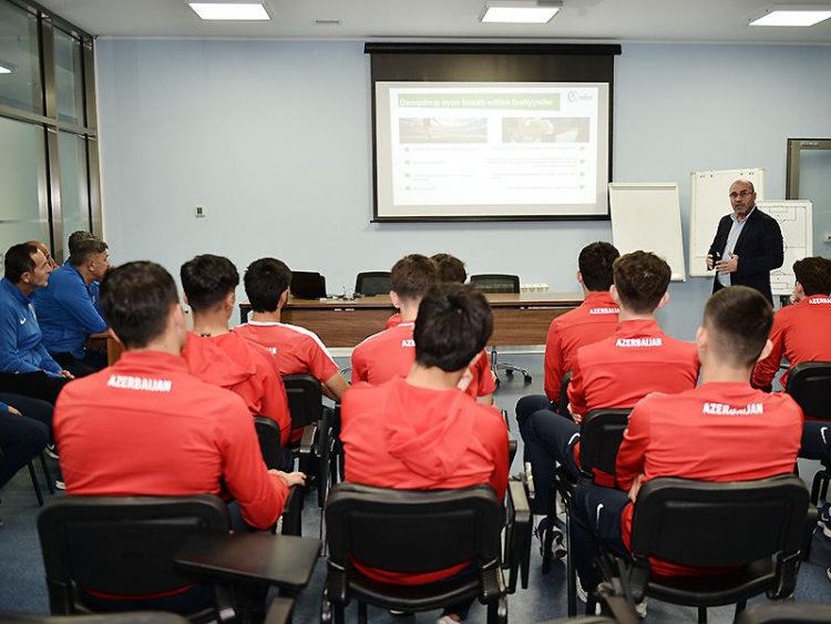   Millinin futbolçularına danışılmış oyunlarla bağlı seminar keçirildi