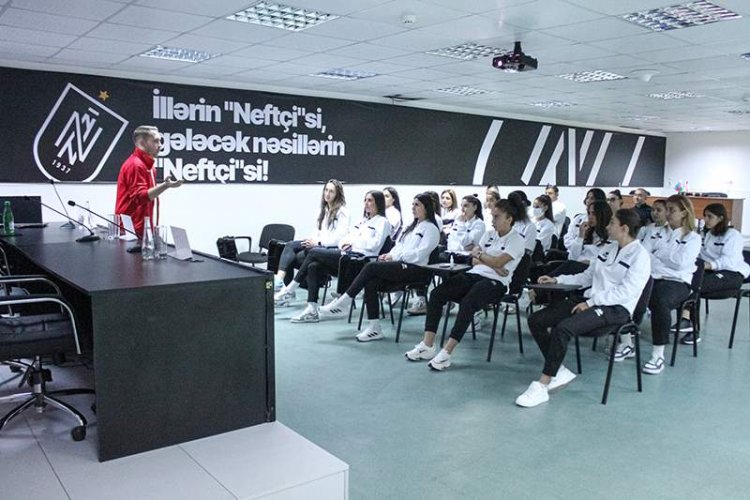 "Neftçi"nin məşqçi və futbolçuları üçün seminar keçirilib - FOTOLAR