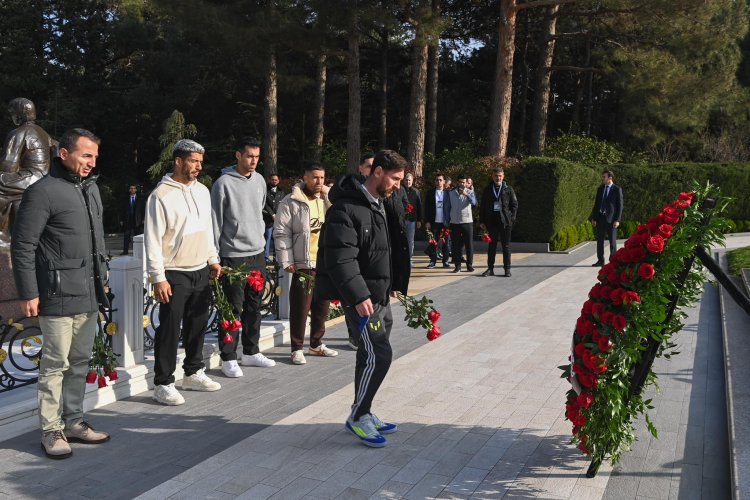 Messi Fəxri xiyabanda Heydər Əliyevin məzarını ziyarət etdi