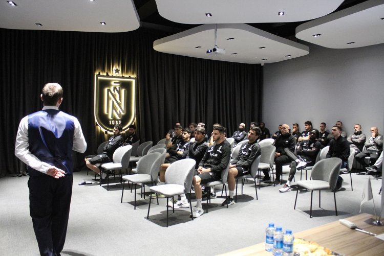  “Neftçi”nin məşqçi və futbolçu heyəti üçün seminar keçirildi