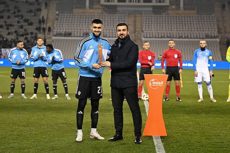 Peşəkar Futbol Liqası Toral Bayramovu mükafatlandırdı 