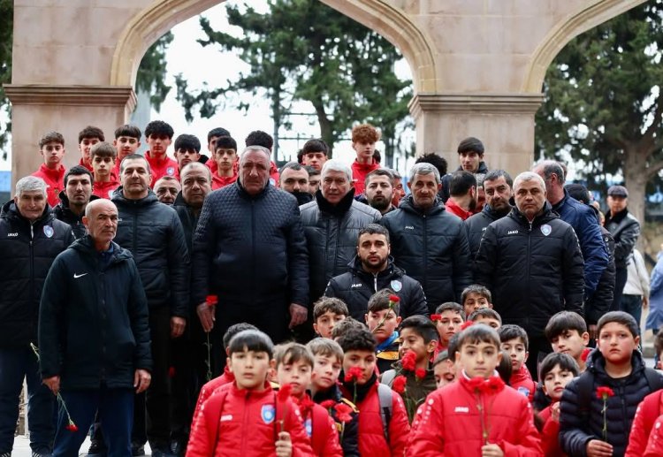  "Turan Tovuz"un məşqçi və futbolçuları Şəhidlər xiyabanında