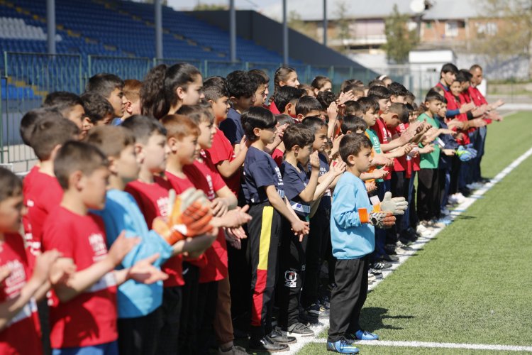 10 yaşlı ağdamlı FKSB ilə matçda meydana hakimlə birlikdə çıxacaq 